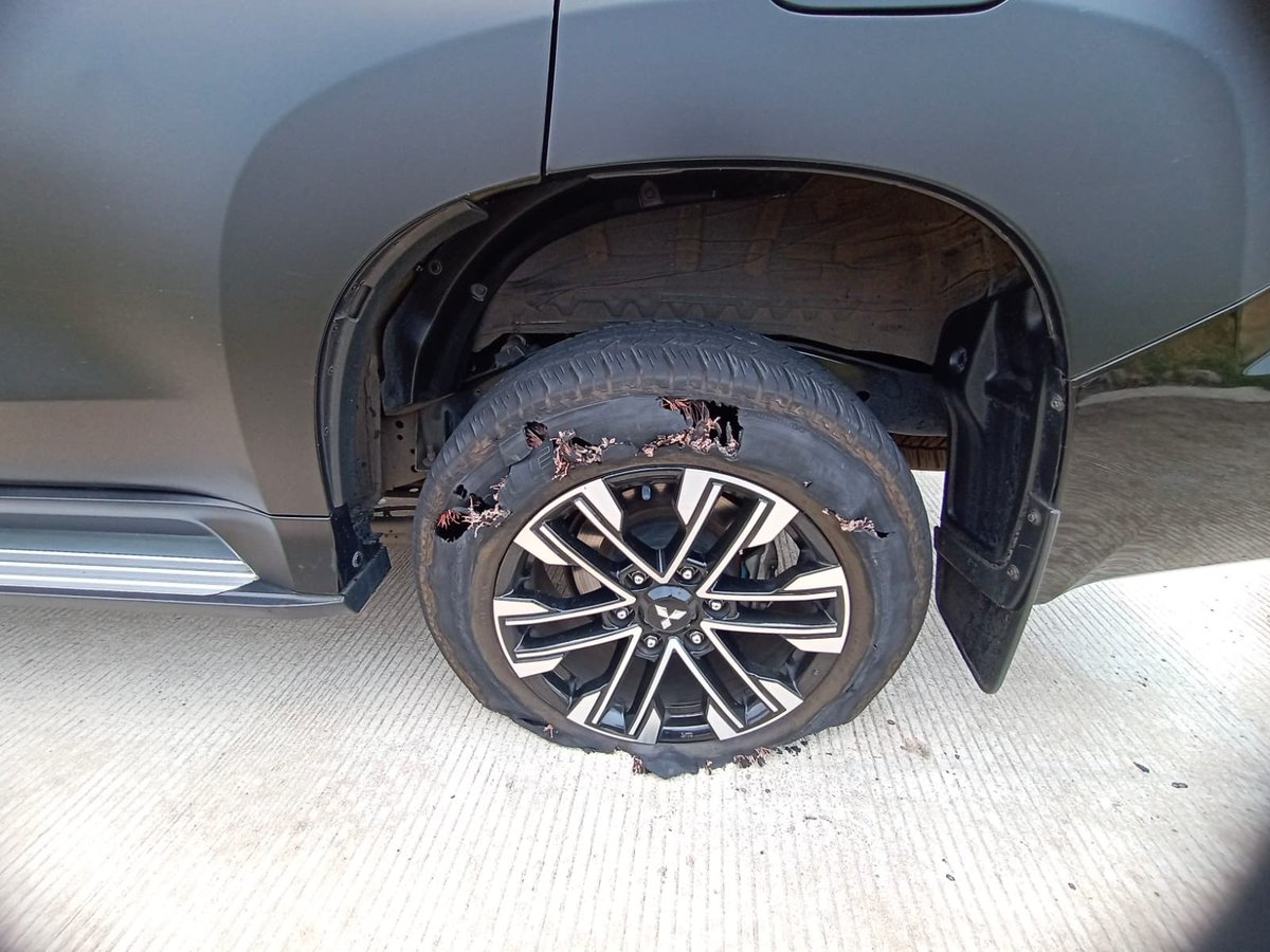 Begini cara Bambang minta dibeliin sepatu baru. Pecah ban di km 379. Alhamdulillah dia masih stabil.