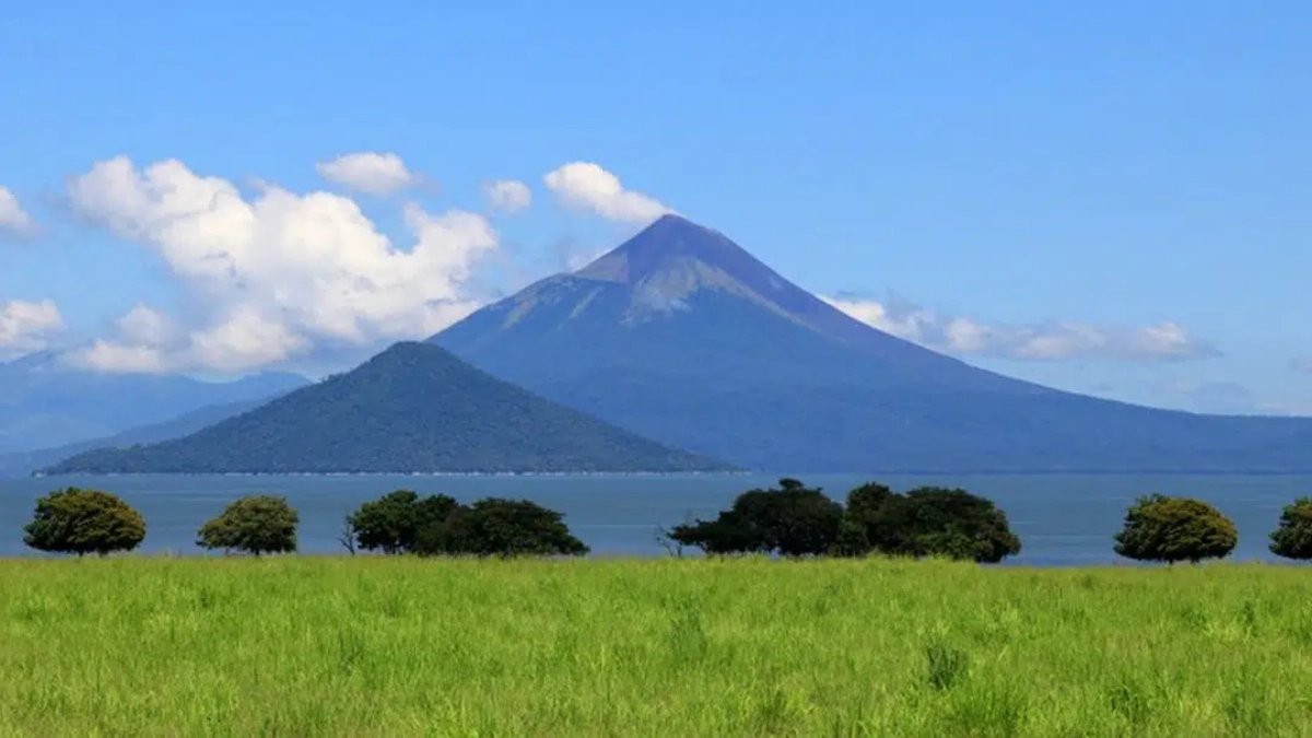 #SabíanQue en 🇳🇮 #Nicaragua tenemos más de 30 lagunas 🏖️ y más de 50 estructuras volcánicas 🌋, entre activas, inactivas y extintas, de estos, 7 están activos. 

Por eso nos conocen como la "Tierra de Lagos y Volcanes".

#PLOMO19 #VisitNicaragua