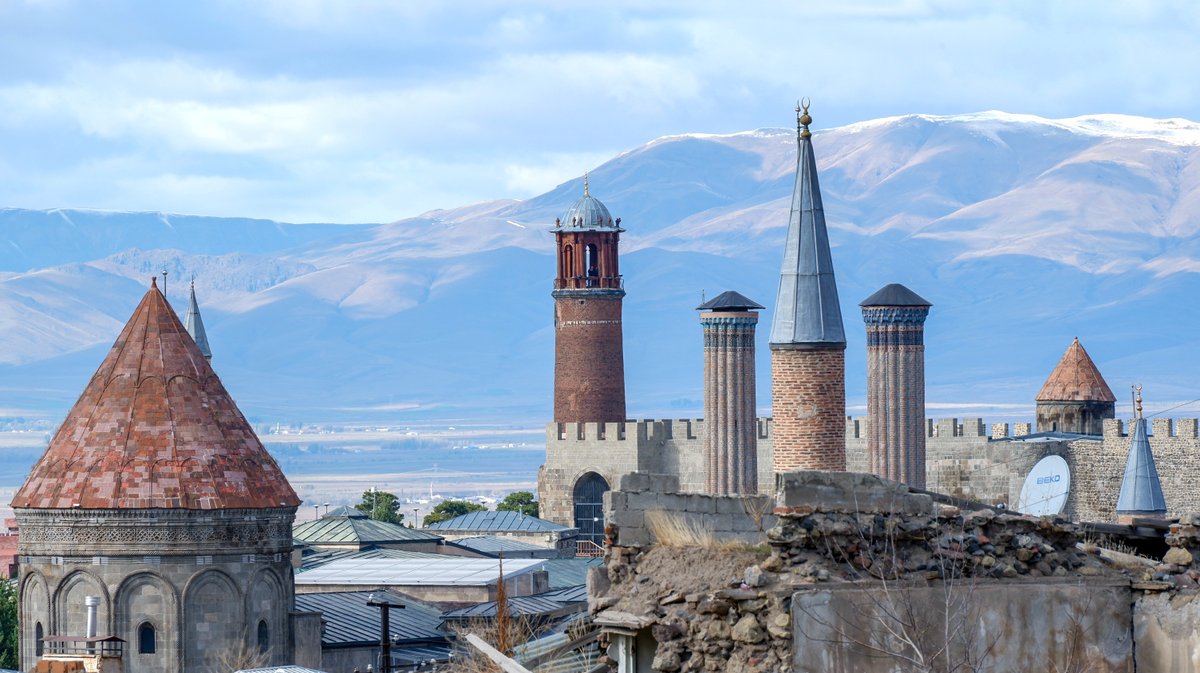 Erzurum ağzıyla çok sevdiğim bir söz var;
-Üstün başın yırtma gardaş...
Meali; her çabanın nasibine düşen,
yalnızca Allah'ın takdir ettiği kadardır...