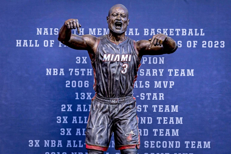 ESPNRadio's tweet photo. Which of these two statues looks more like Dwyane Wade? 🧐

@Espngreeny | @PaulHembo | #HeatNation https://t.co/N0Qt6EbSdl