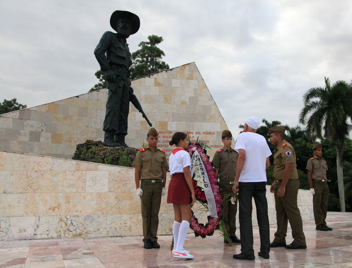 ACN_Cuba's tweet photo. 💐🇨🇺 Con flor en mano toda #Cuba recuerda hoy al héroe de la amplia sonrisa: Camilo Cienfuegos.

Así se le rindió tributo en:
📍Yaguajay
📍Cienfuegos
📍Pinar del Río
📍Camagüey

#CubaViveEnSuHistoria https://t.co/IEWJE9DXJC
