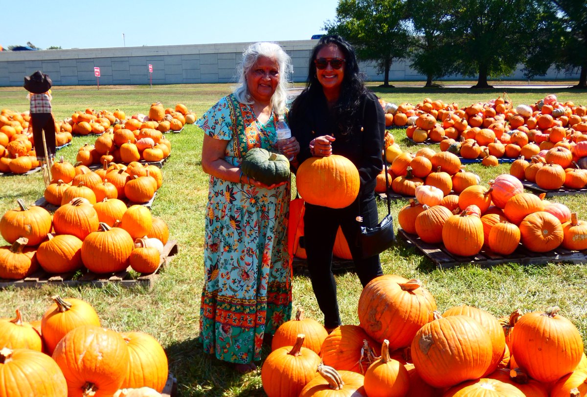 VillageAtSLand's tweet image. The Holy Cross Pumpkin Patch Festival was a huge hit with our residents!🎃They had a great time shopping for pumpkins, enjoying fall foods, Halloween treats, taking pictures, and exploring the local vendors. The perfect weather made it even better!🍁🎃🏮 #PumpkinPatchFun #FallFun