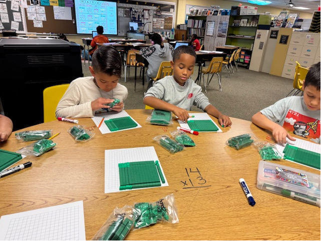 BAMullen65's tweet image. 4th grade students are building Area models of 2 digit times 2 digit with base 10 blocks.
#pisdmathchat
#mooremightyhawks