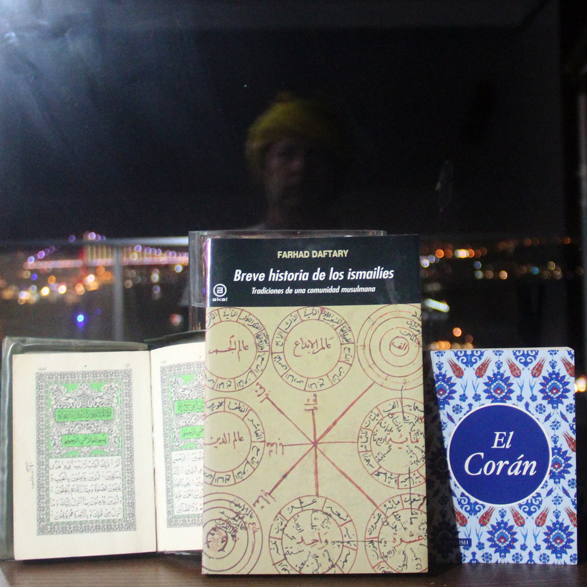 ilyatopper's tweet photo. El #librolunes.
Hoy: "Breve historia de los ismailíes"
Autor: Farhad Daftary
Editorial: @AkalEditor
Año: 1998 (2015 en España)
Traducción del inglés: Yasmin Allibhoy
·
Atrezzo: Corán (árabe), Corán (español), reflejos de Estambul, turbante. https://t.co/eTlrJ1redK