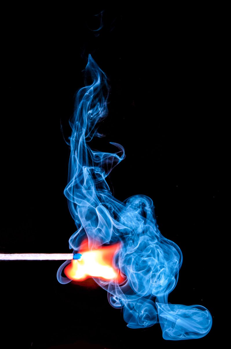 Sol__Benitez's tweet photo. Como una cerilla encendida
en mitad de la noche, un poema
ilumina tan sólo un instante
la oscuridad que nos rodea.

Pero no olvides nunca
que también puede hacer que todo arda.

Julio Rodríguez

Defensa propia. Poema de Una extraña ciencia. https://t.co/wW4Mv3s5Hq