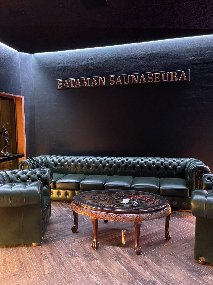 ChristaAhonen's tweet photo. Toijalan sataman saunaseuralla sai tyytyväinen seurue äänimaljarentoutuksen ennen löylyjä.
#akaa #toijala #sauna https://t.co/0GE72ps9Cz