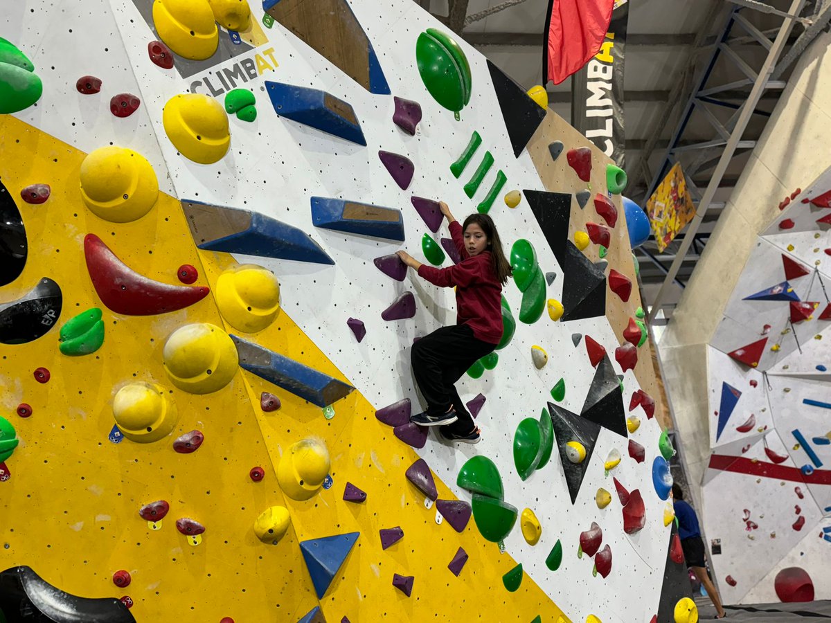 EscolaHoritzo's tweet photo. AVENTURA VERTICAL AL CLIMBAT!

Després de setmanes treballant l’escalada a l'Escola, ahir els alumnes de 10 i 11 anys van viure una jornada emocionant al centre d’escalada Climbat. Aquesta sortida va permetre aplicar els coneixements adquirits i enfrontar-se als desafiaments de https://t.co/RHSVsx6HxX