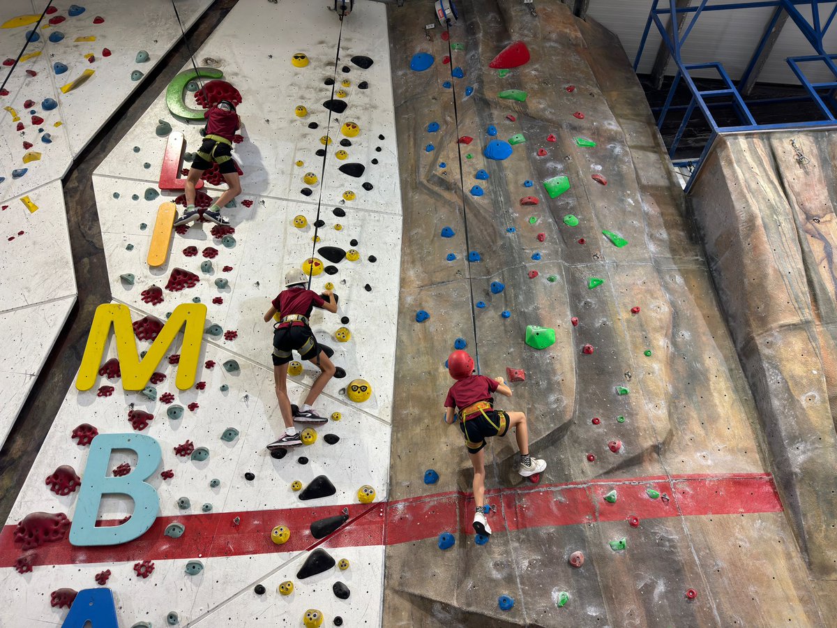EscolaHoritzo's tweet photo. AVENTURA VERTICAL AL CLIMBAT!

Després de setmanes treballant l’escalada a l'Escola, ahir els alumnes de 10 i 11 anys van viure una jornada emocionant al centre d’escalada Climbat. Aquesta sortida va permetre aplicar els coneixements adquirits i enfrontar-se als desafiaments de https://t.co/RHSVsx6HxX