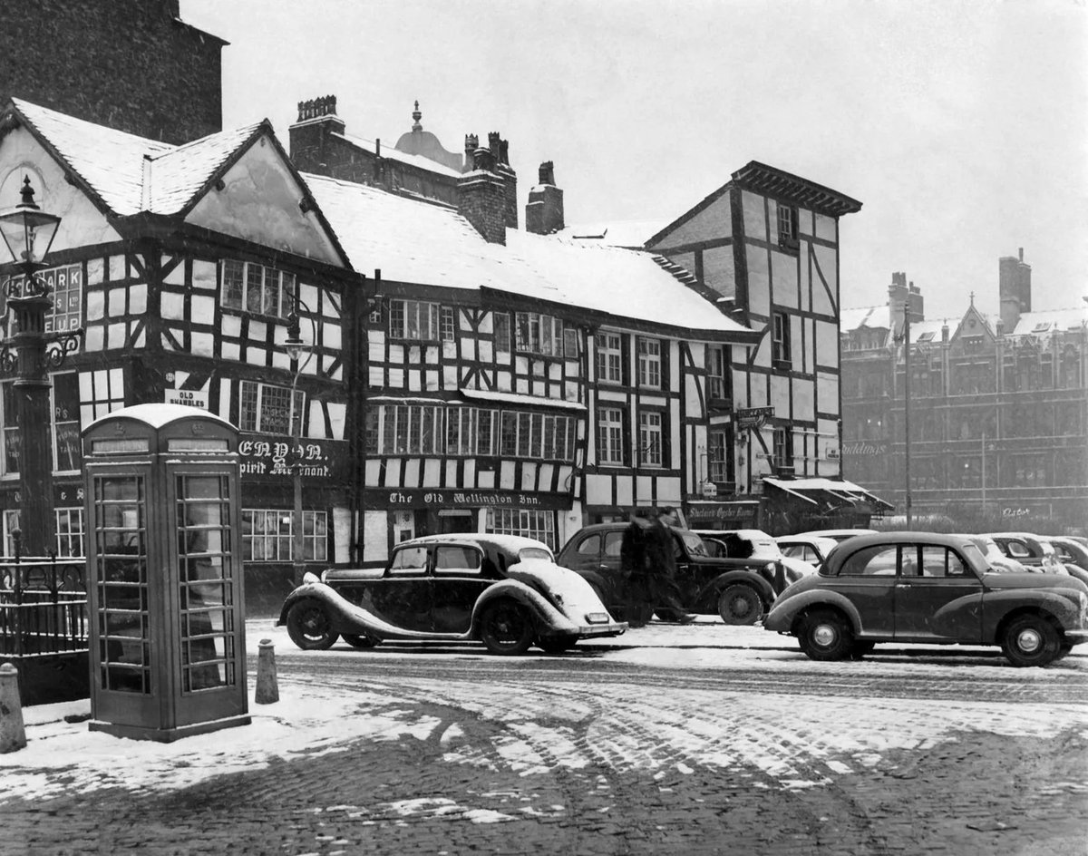 GroomB's tweet photo. Snow on The Old Wellington Inn, Manchester, February 1954, long before the building was relocated decades later (Mirrorpix/Getty). https://t.co/Ch2wCGsEMH