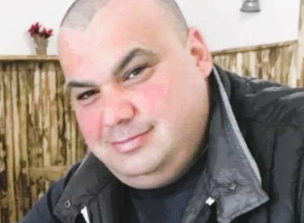 Termini Imerese - Palermo.
Si chiamava Nicasio aveva 44 anni e faceva l'operaio.
Questa mattina è morto schiacciato da un traliccio mentre bonificava un terreno.

#MorireDiLavoro una guerra che non frega un cazzo a nessuno.
