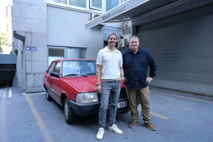 turgaysimavitr's tweet image. Televizyonun uzun soluklu programlarından Tamirat Tadilat&apos;ın ünlü ikilisi Marc &quot;Elvis&quot; Priestly ve Mike Brewer, İstanbul&apos;daki Atatürk Oto Sanayi&apos;nde Tofaş Şahin&apos;i inceledi. #TamiratTadilat #MarcPriestly #MikeBrewer #AtatürkOtoSanayi #TofaşŞahin #İstanbul #KlasikOtomobil…