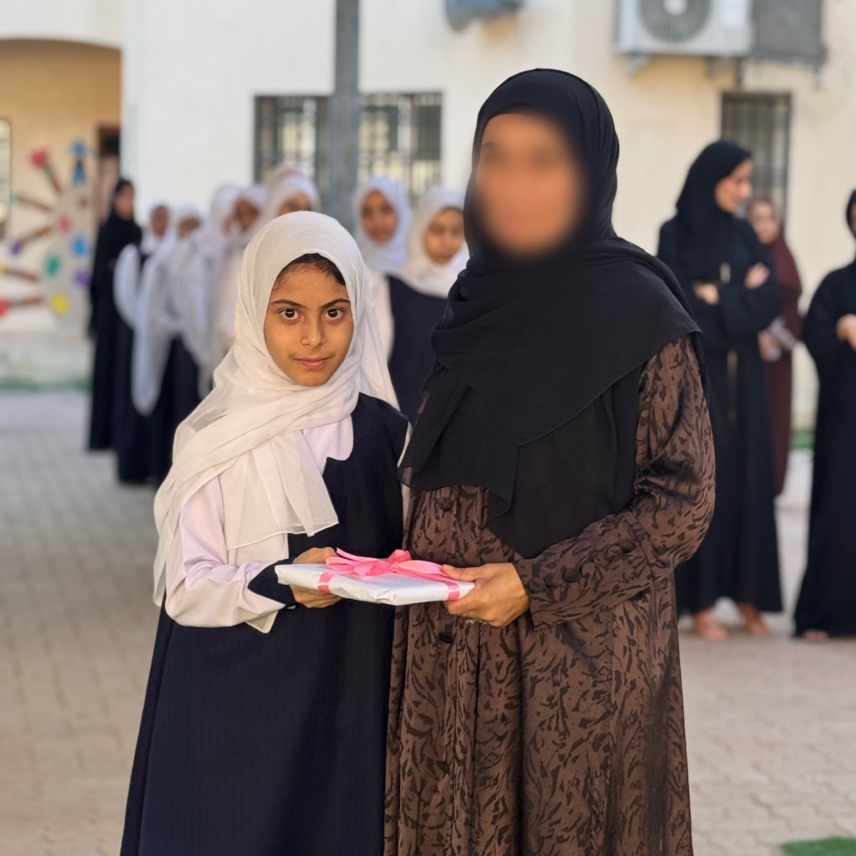 Edugovsbt3137's tweet image. 🌸🍃

كرمت الأستاذة نورة الشهومية الطالبة الفائزة في مسابقة توليد أجمل صورة تعبر عن "يوم المرأة العمانية" باستخدام برامج الذكاء الاصطناعي والحاصلة على النسبة الأكبر من التصويت الطالبة أروى يعقوب المقبالية المقيدة بالصف الخامس.

#فعاليات_تعليمية_جنوب_الباطنة 

🔽