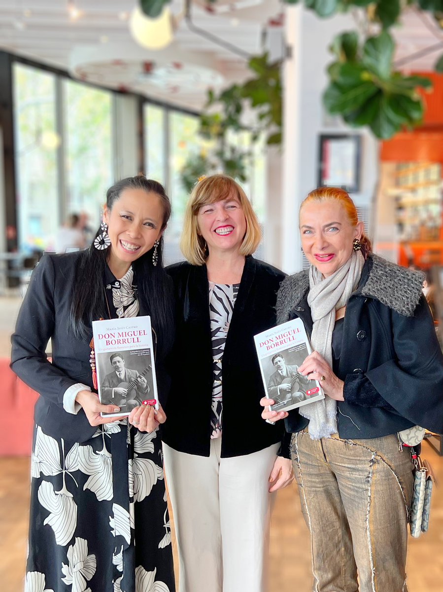 MarikoFlamenco's tweet photo. En el Congreso de Flamencología de @ciutatflamenco, tuve el placer de asistir a la presentación del libro “Don Miguel Borrull”, de María Jesús Castro, una gran investigadora y también mi profesora en el Máster 🙌

📸 En la foto, con María Jesús y Teresa, mi compañera de Máster. https://t.co/yhZGx1zuoW