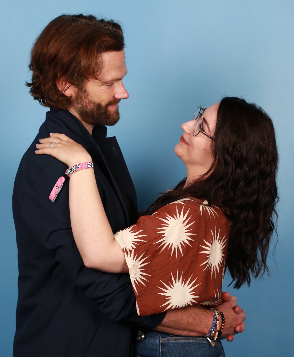 proudofjarpad's tweet photo. When you let Jared pick the pose(s) 🥹❤️
Loving the first one especially 🥰
#JaredPadalecki 
#ComicConBrussels https://t.co/7wzjqdKowo