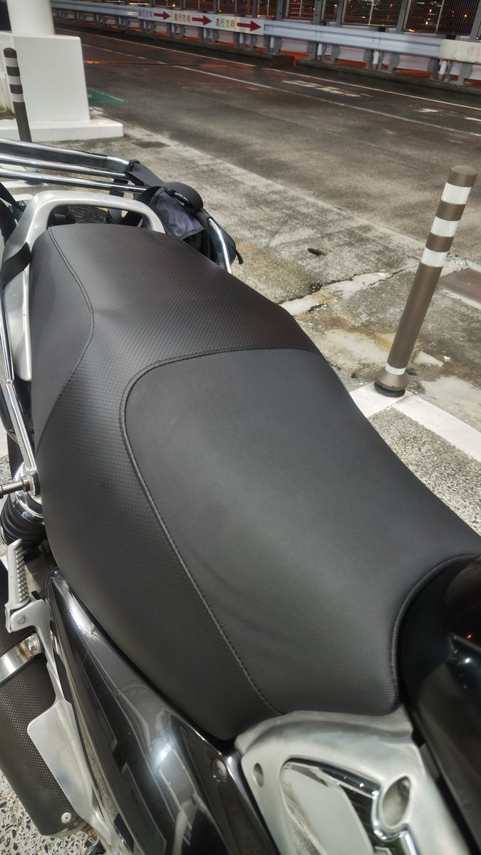 smallbiker0203's tweet photo. #X4 #SC38 #HONDA
シートロックが外れなくなり車検の時に破壊してもらったシートの替わりを作ってもらいました
さっそく乗り回して来ましたがゲルザブ要らずで乗り心地最高でした🤗
車検もシートも快く相談に乗ってくださった先輩と先輩の同級生の方に大感謝です♪
明日はチェーンとスプロケ交換だ https://t.co/P4oujtS45Y
