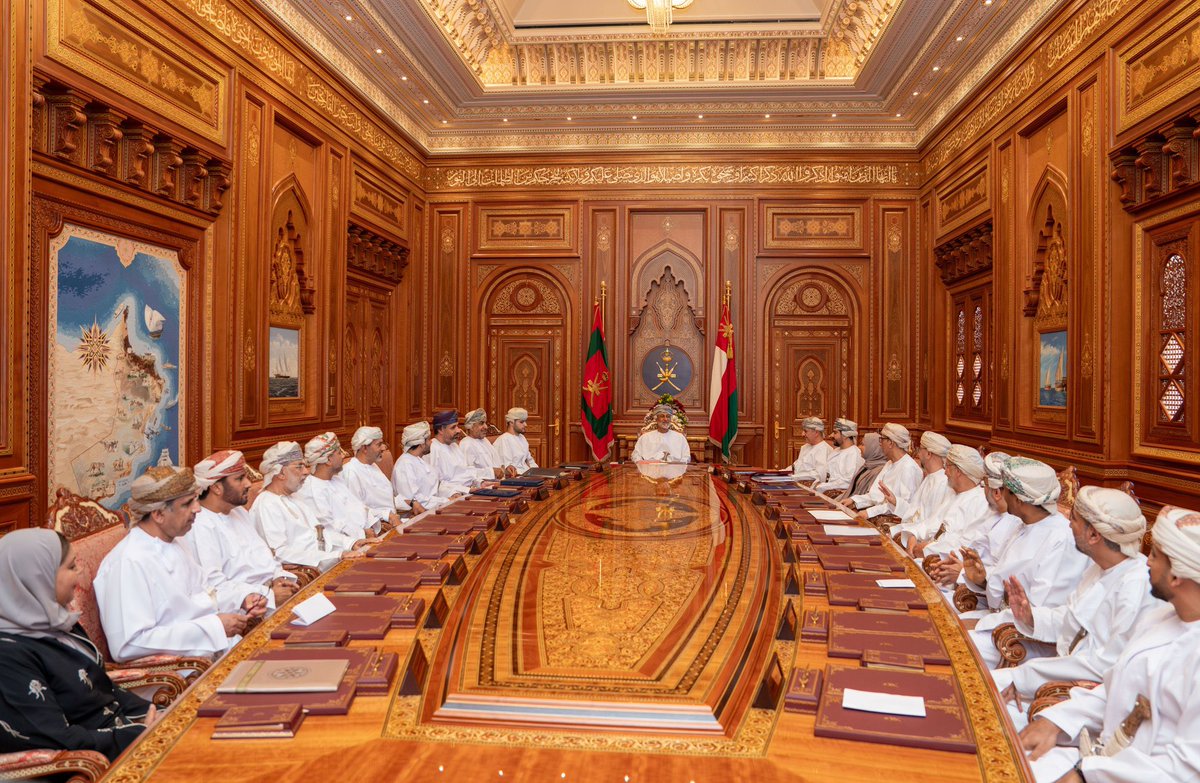 GBathari's tweet photo. تشرفت صباح اليوم بحضور لقاء حضرة صاحب الجلالة السلطان هيثم بن طارق المعظم حفظه الله ورعاه  مع عدد من رجال الاعمال و أصحاب المؤسسات الصغيرة و المتوسطة و الشركات الناشئة و ذلك بحضور  صاحب السمو السيد بلعرب بن هيثم وعدد من أصحاب المعالي و السعادة ، و مما لاشك فيه بأن هذا اللقاء السامي هو دعم كبير للقطاع الخاص و هو ما يحمّلنا مسؤلية أكبر في مواصلة العمل  بكل اقتدار اتجاه مجتمعنا.
حفظ الله جلالته و وفقه و سدد على طريق الخير خُطاه.