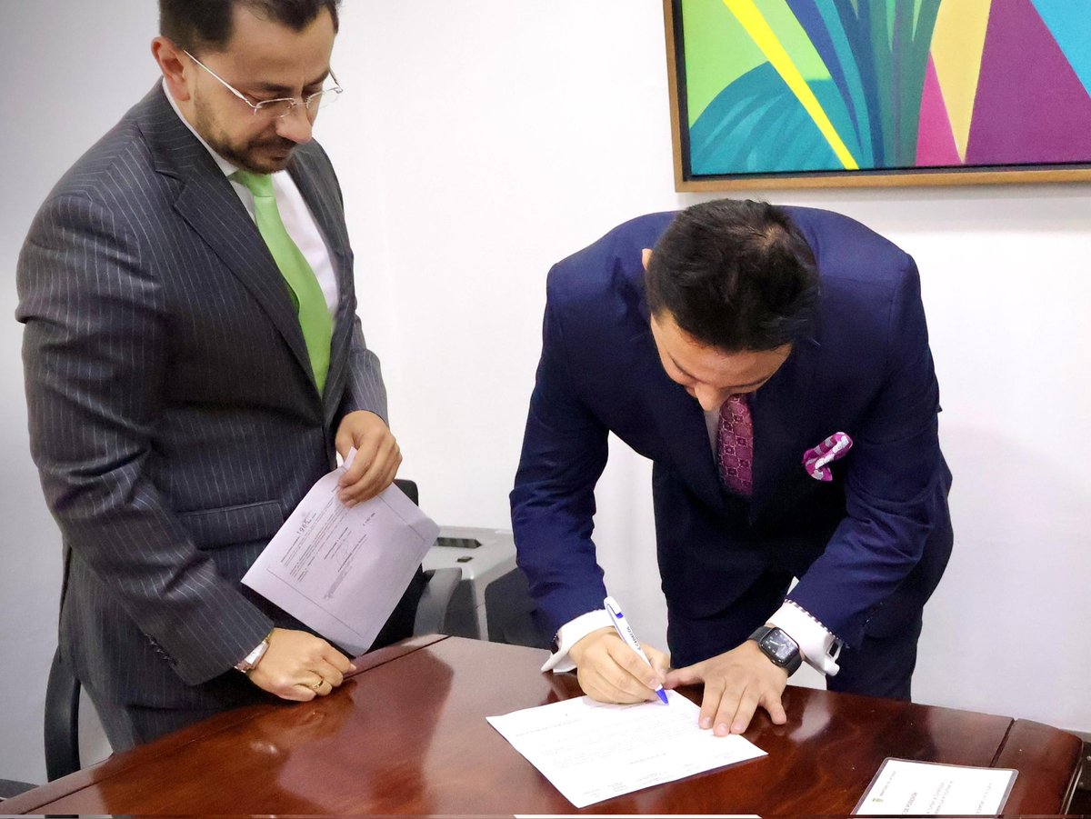 MinInterior's tweet photo. Ante el secretario general, Cristian Buitrago Rueda, Alexander Jaimes Medina tomó posesión como Director de Asuntos Religiosos, asumiendo la responsabilidad de promover el respeto y la garantía del derecho a la libertad religiosa y de cultos en nuestro país. https://t.co/mfjo3eHIOb