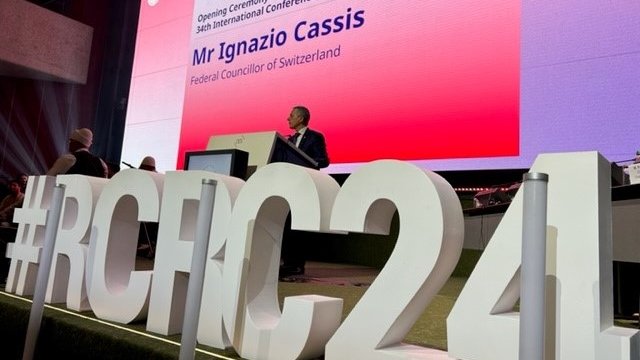 swiss_un's tweet image. #PowerOfHumanity
"I am convinced that the #humanitarian values of the Red Cross and Red Crescent Movement constitute a universal language capable of bringing citizens &amp;amp; Nations together, beyond differences"
 @ignaziocassis opening the 34th #RCRC24 
➡️bit.ly/4hpl52Y