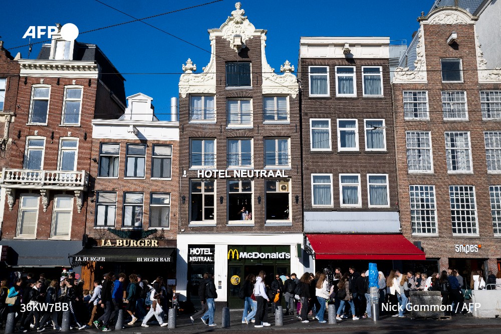 afpfr's tweet image. Les parents de Santiago, bébé né grand prématuré à Paris et retrouvé dans un hôtel d'Amsterdam vendredi dernier, sont maintenus en détention provisoire à Amsterdam en vue d'une extradition, a décidé un juge néerlandais #AFP