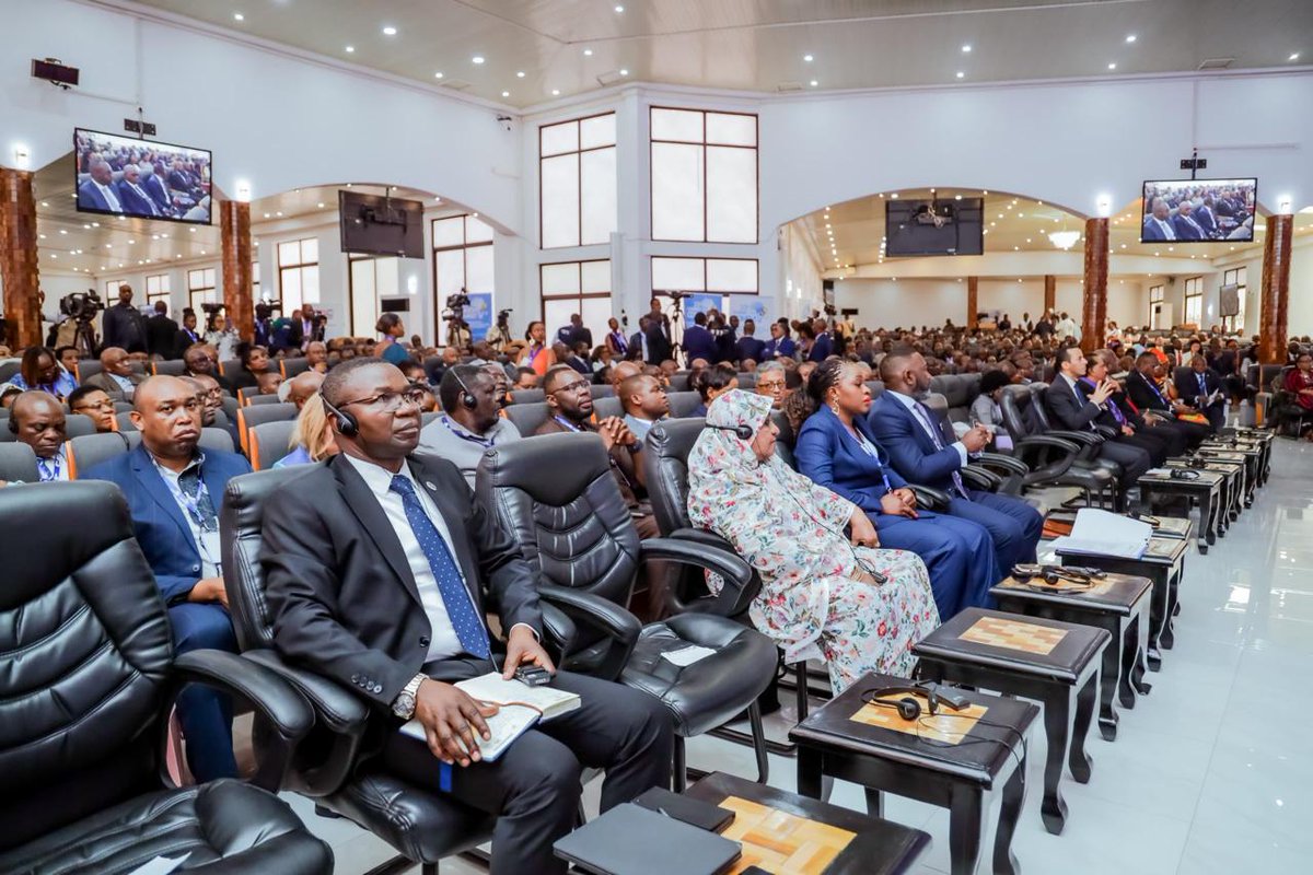 COMESA_HQ's tweet photo. @COMESABusiness President James Chimwaza urged delegates to propose solutions for climate-resilient agriculture, mining, &amp; tourism. Together, let's strengthen our regional integration efforts! 🌍💼 #COMESA2024 #SmarterTrade https://t.co/rlY1bzUhPS