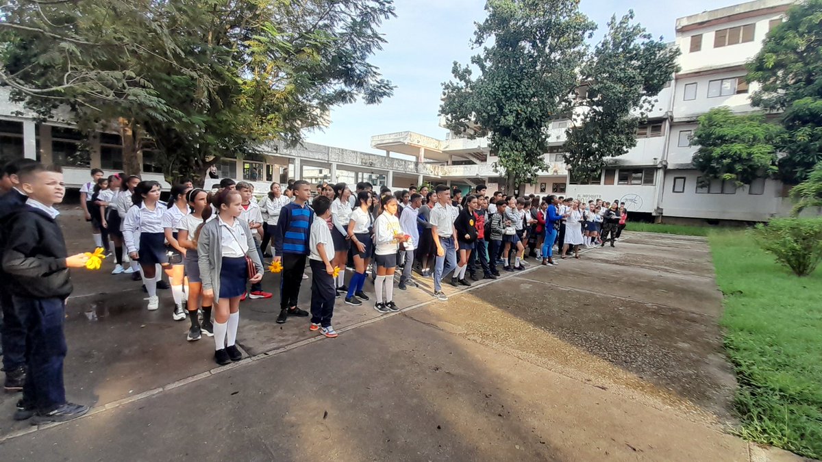 Nuestros alumnos hechan ofrenda floral en Conmemoración al Aniversario 65 de la desaparición física de Nuestro héroe de Yaguajay Camilo Cienfuegos #DirectorEducacionSagua #DPEVillaClara #CubaMined #VamosConTodo