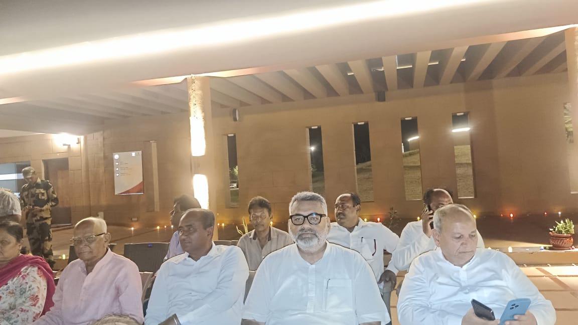 aniruddhdavebjp's tweet photo. दीपज्योतिः परब्रह्म दीपज्योतिर्जनार्दनः। दीपो हरतु मे पापं दीपज्योतिर्नमोऽस्तुते ॥
દીપાવલી પર્વના પ્રારંભ સાથે માંડવીના કાર્તિતીર્થ મધ્યે દીપ પ્રજ્વલ્લિત કરી દીપાવલી પર્વ ની દરેક ને શુભકામનાઓ પાઠવી અને ક્રાંતિતીર્થ મધ્યે શ્રી @Dilip_Deshmukh સાથે લાઈટ શો નિહાળ્યો..
#krantitirth https://t.co/j8yBJW2tgv