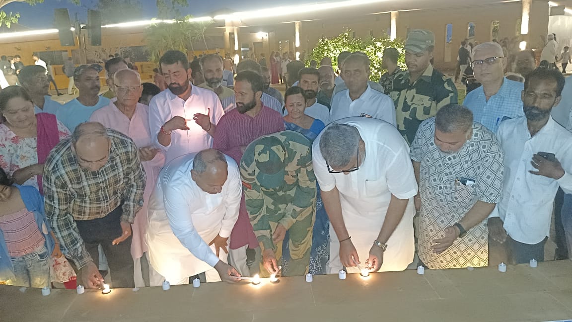 aniruddhdavebjp's tweet photo. दीपज्योतिः परब्रह्म दीपज्योतिर्जनार्दनः। दीपो हरतु मे पापं दीपज्योतिर्नमोऽस्तुते ॥
દીપાવલી પર્વના પ્રારંભ સાથે માંડવીના કાર્તિતીર્થ મધ્યે દીપ પ્રજ્વલ્લિત કરી દીપાવલી પર્વ ની દરેક ને શુભકામનાઓ પાઠવી અને ક્રાંતિતીર્થ મધ્યે શ્રી @Dilip_Deshmukh સાથે લાઈટ શો નિહાળ્યો..
#krantitirth https://t.co/j8yBJW2tgv