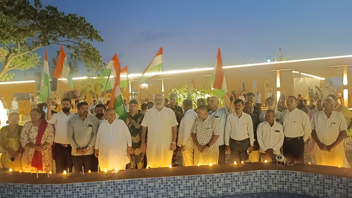 aniruddhdavebjp's tweet photo. दीपज्योतिः परब्रह्म दीपज्योतिर्जनार्दनः। दीपो हरतु मे पापं दीपज्योतिर्नमोऽस्तुते ॥
દીપાવલી પર્વના પ્રારંભ સાથે માંડવીના કાર્તિતીર્થ મધ્યે દીપ પ્રજ્વલ્લિત કરી દીપાવલી પર્વ ની દરેક ને શુભકામનાઓ પાઠવી અને ક્રાંતિતીર્થ મધ્યે શ્રી @Dilip_Deshmukh સાથે લાઈટ શો નિહાળ્યો..
#krantitirth https://t.co/j8yBJW2tgv