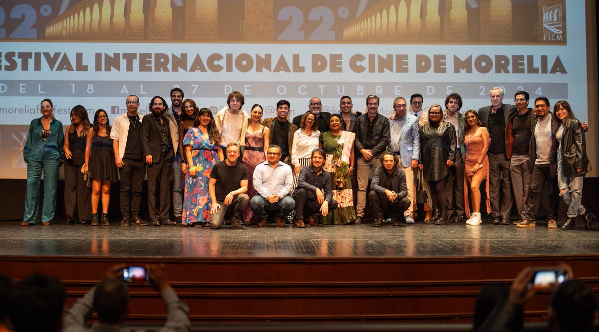 ramsua's tweet photo. Maravillosa la respuesta del público a #lasmutaciones, increíble @ficm. Ni en sueños imaginé que rieran y lloraran y se conmovieran como lo hicieron. Gracias @Daniela_MichelC por invitarme, una vez más, a ser parte del festival más importante de América Latina. @jorgecomensal https://t.co/7UimQZBbIG