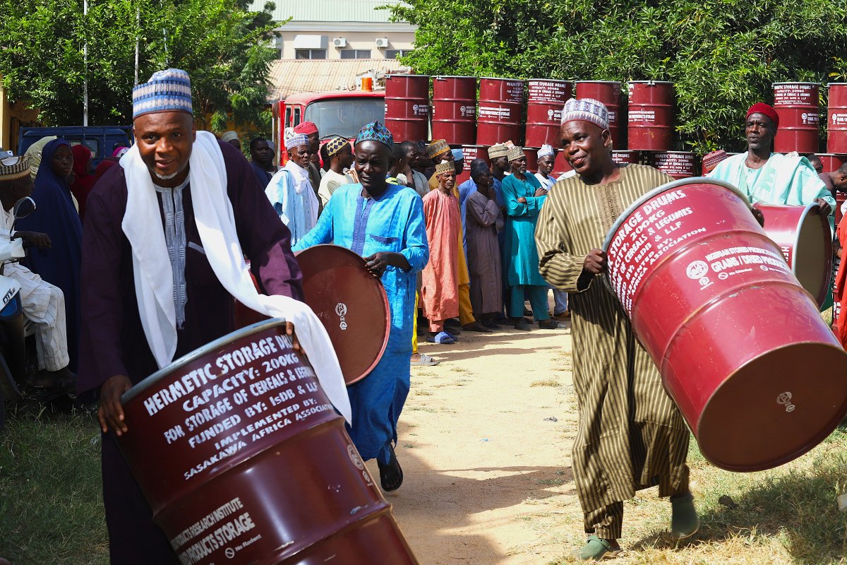 The distribution of 200 kg capacity hermetic storage drums to beneficiaries of the Kano State Agropastoral Development project, KSADP funded by the Islamic Development Bank (IsDB) and the Lives and Livelihood Fund (LLF) across the 44 LGAs of Kano state continued today...
1/3