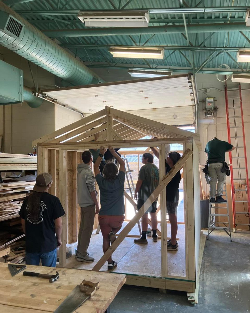 CTEforNC's tweet image. Croatan High School Carpentry II students are hard at work on their shed project. We are #CTEproud of their dedication and skill!! #CTEforNC 

📸: CCPS - Career &amp;amp; Technical Education
