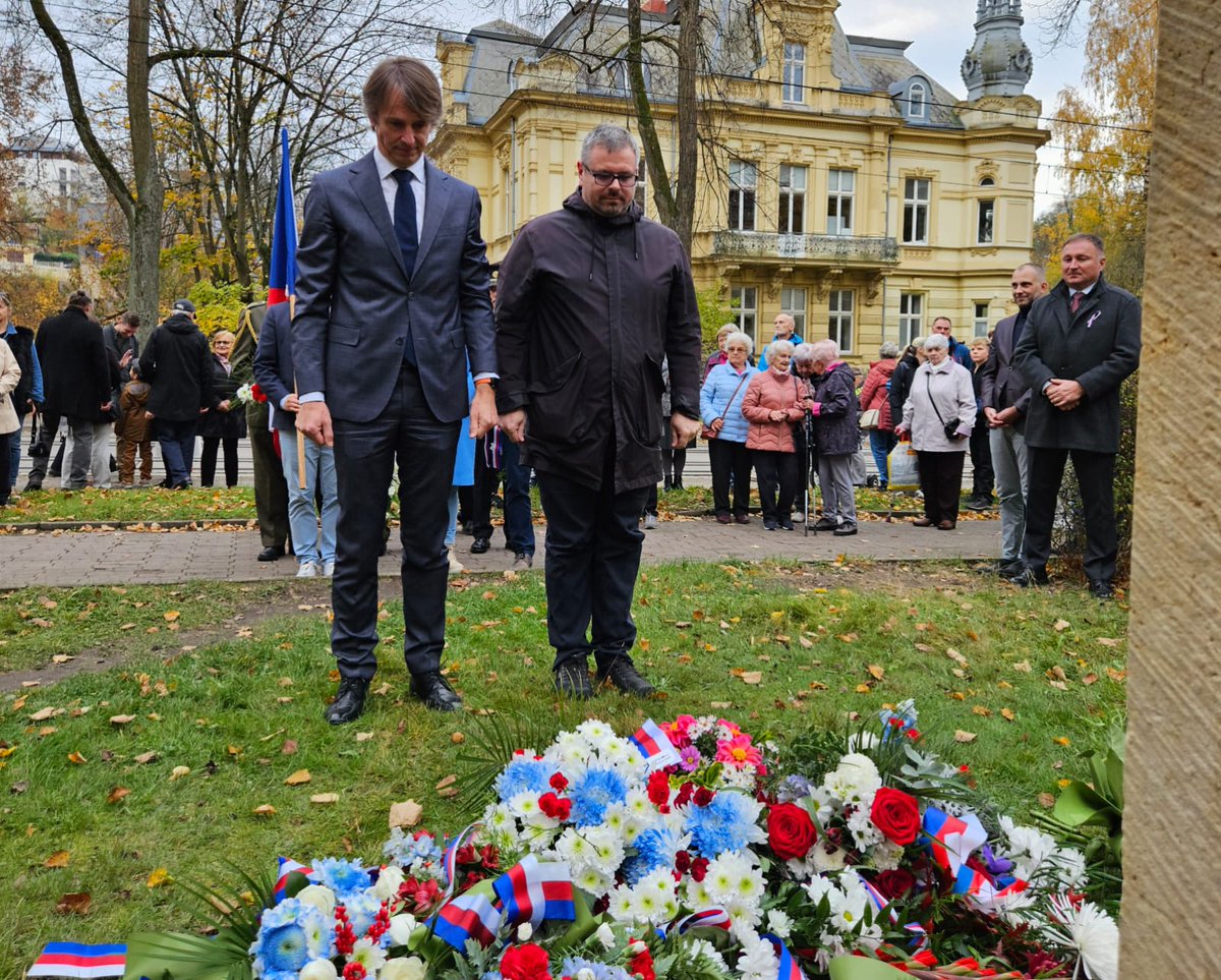 kozusnik's tweet photo. Všechno nejlepší, republiko! 🎉 Dnes si i v Liberci připomínáme vznik Československé republiky. Země svobodné a demokratické. 🇨🇿 Pokud vám záleží na budoucnosti, neváhejte a zapojte se. Společně utváříme, jaká bude. 🇨🇿 #Liberecko #Demokracie https://t.co/W5fAuLukg0