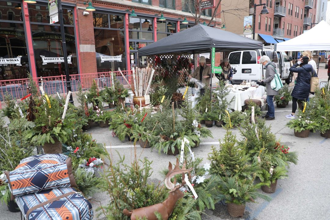 callpauldsm's tweet photo. Get ready for the holiday season! Join us Nov. 23 – 24 for our Holiday Porch Planter Make-and-Take event wth the Des Moines' Downtown Farmers' Market.
  
Create a festive planter with market vendor Quilted Gardens and Nursery to brighten up your home. All of the supplies will be https://t.co/abuaEOkKv7