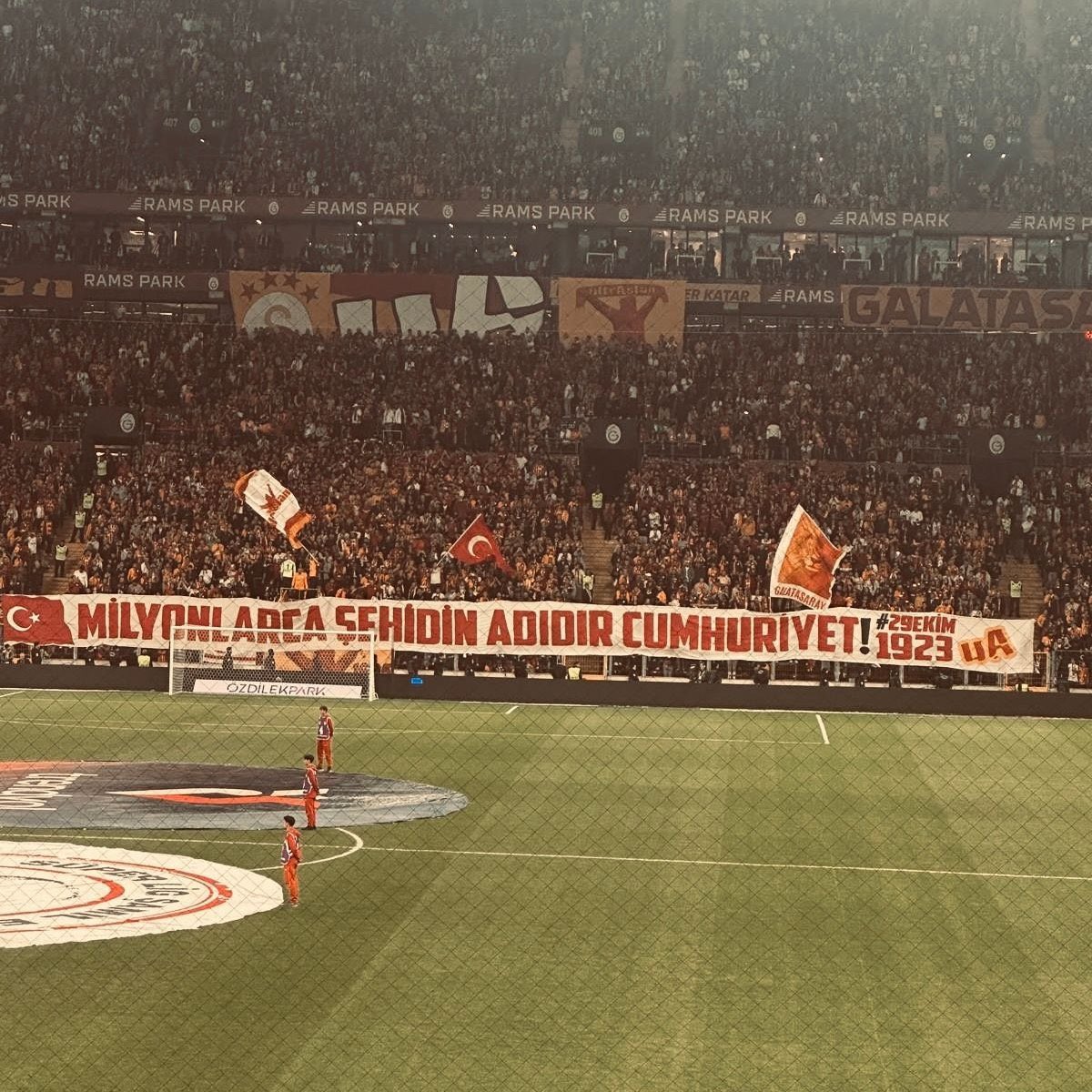 Galatasaray tribünleri: 

"Milyonlarca şehidin adıdır Cumhuriyet!"