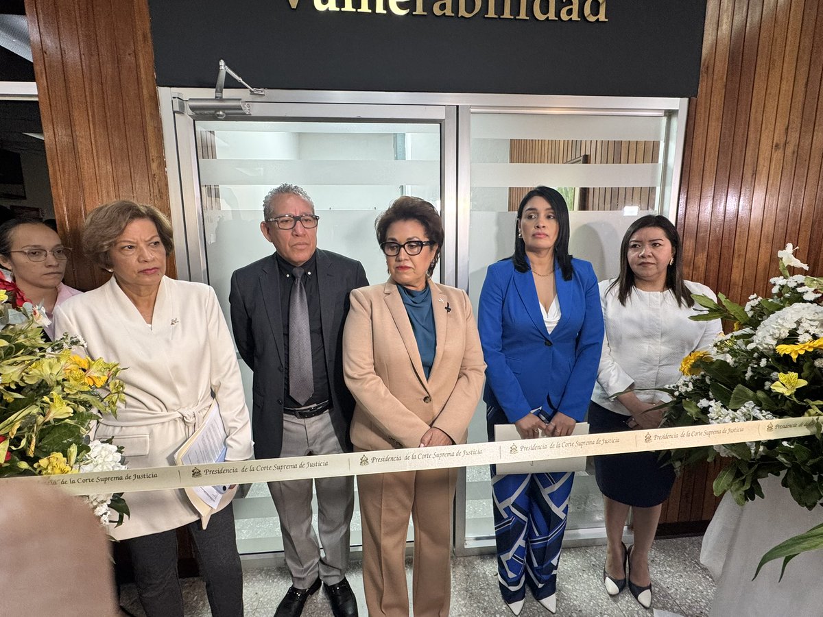PJdeHonduras's tweet photo. @PJdeHonduras bajo la iniciativa de la Presidenta de la #CSJ ha inaugurado la Oficina de Atención por Vulnerabilidad, con el propósito de brindar apoyo especializado a usuarios que requieran atenciones particulares, promoviendo así un sistema de justicia más inclusivo https://t.co/sipjjY3VXi