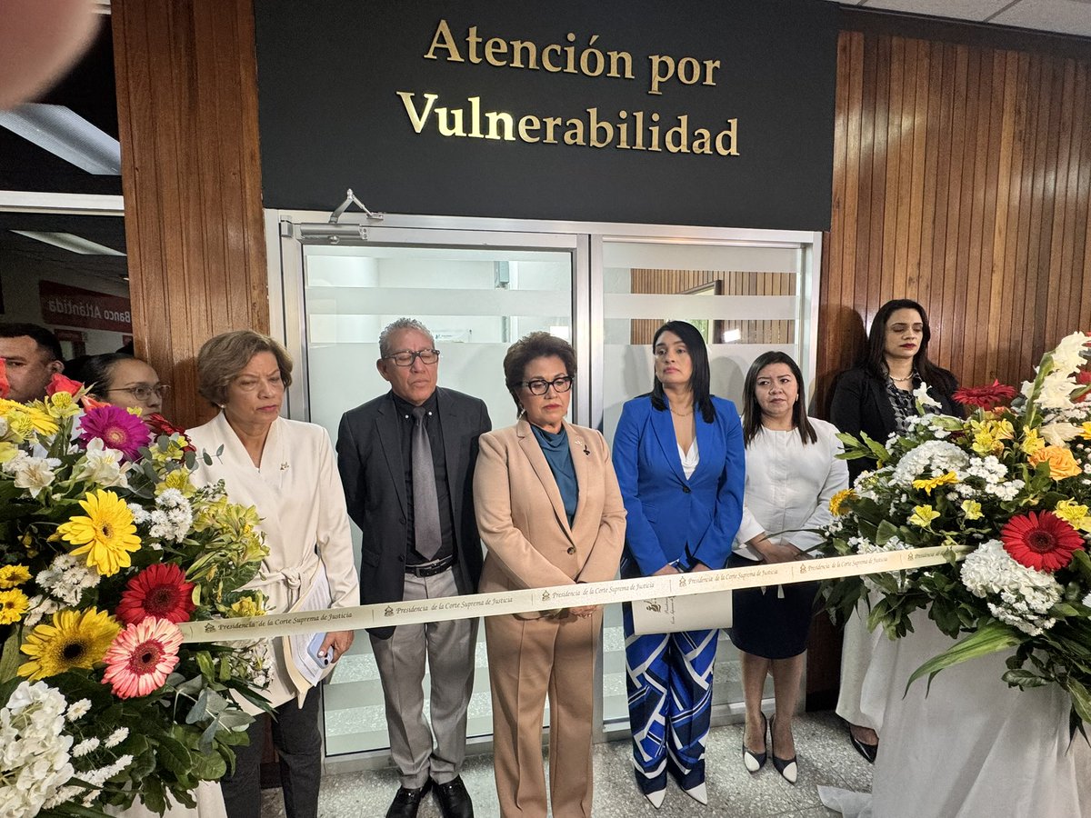 PJdeHonduras's tweet photo. @PJdeHonduras bajo la iniciativa de la Presidenta de la #CSJ ha inaugurado la Oficina de Atención por Vulnerabilidad, con el propósito de brindar apoyo especializado a usuarios que requieran atenciones particulares, promoviendo así un sistema de justicia más inclusivo https://t.co/sipjjY3VXi