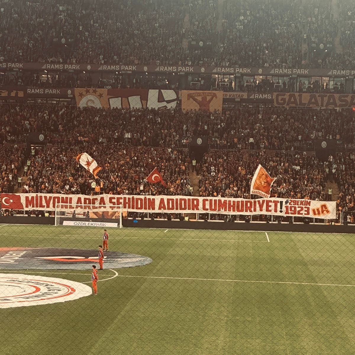 darkwebhaber's tweet photo. Galatasaray tribünleri: 

"Milyonlarca şehidin adıdır Cumhuriyet!" https://t.co/g8H68fc5cr
