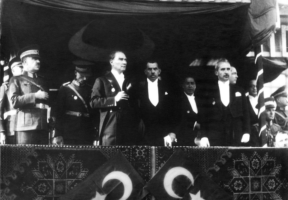 Cumhuriyetimizin yüzbirinci yılında bize bu mirası bırakan başta Ulu Önder Gazi Mustafa Kemal Atatürk ve silah arkadaşlarını ve bu uğurda canını kanını feda etmiş Atalarımızı sevgi, saygı ve minnetle anıyoruz.
29 Ekim Cumhuriyet Bayramımız kutlu olsun🇹🇷🇹🇷🇹🇷 #101.yıl