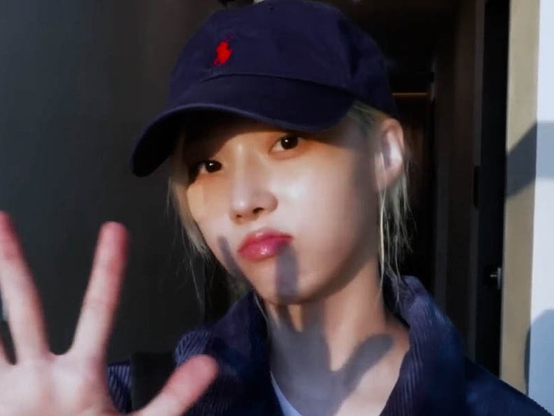 voidforthe's tweet photo. 가출팸 첫째랑 둘째였으면 좋겠다
첫째가 살갑게 웃으면서 돈 좀 있어 보이는 아저씨들한테 말 걸면 술 거나하게 취한 아재들 싱글벙글하는데 그 틈을 타서 둘째가 신속하게 지갑 쌔비지함
첫째는 피시방 알바하고 둘째는 나이 속여서 치킨 배달하고 밤이면 첫째가 둘째 오토바이 뒤에 타고 퇴근함 https://t.co/xpyhjF4rzX