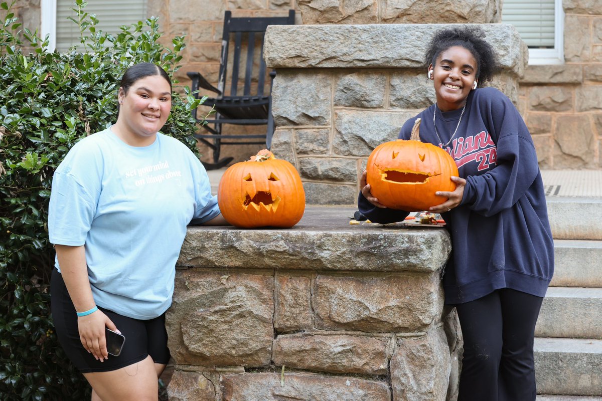 🎃 Last week, SMC students embraced the Halloween spirit at our pumpkin carving event! 🖌️🎨Swipe to see their spook-tacular creations! 🎃It’s un-boo-lievable how creative our students are! 👻