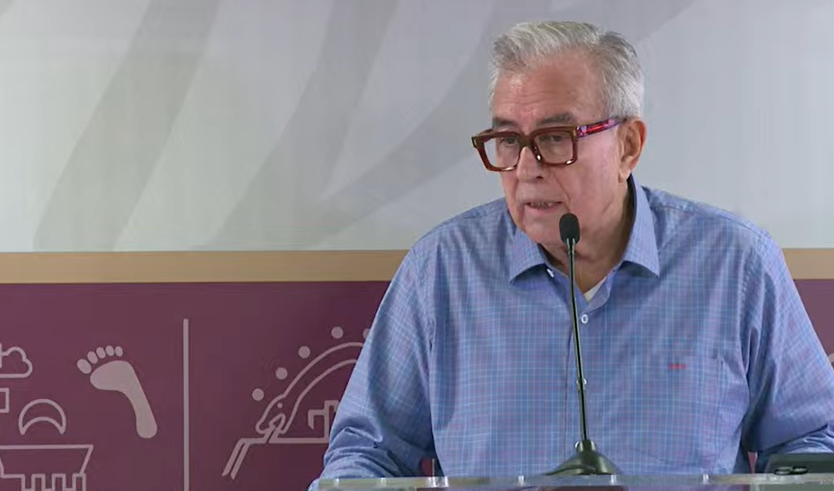 ELDEBATE's tweet photo. "No creo que junten las firmas que se necesitan para realizar el trámite de revocación de mandato. Por eso yo me ofrezco, yo les ayudo a juntar las firmas que se necesitan".
Gobernador de #Sinaloa, Rubén Rocha Moya
#Semanera https://t.co/QDWHEq0TBw