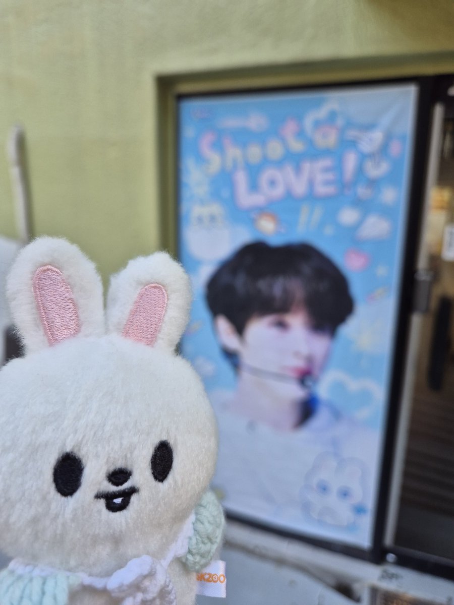 bbang_tol's tweet photo. 제가 또 스키장에서 리노를 너무너무 좋아한다는 소식인데요 🩵😭
파랑파랑한 특전에 럭드도 너무 예뻐서 오억 쓸 생각으로 갔는데 다들 저랑 같은 생각이셨는지 럭드 마감으로 눈물만 🥲...
아기자기한 내부에 정신못차리다가 아기빵 등장 너무 귀여워서 찍어왔습니다🫶🤍🩵
#리노에게_쏘아올린_사랑 https://t.co/mLzE8xBAbN