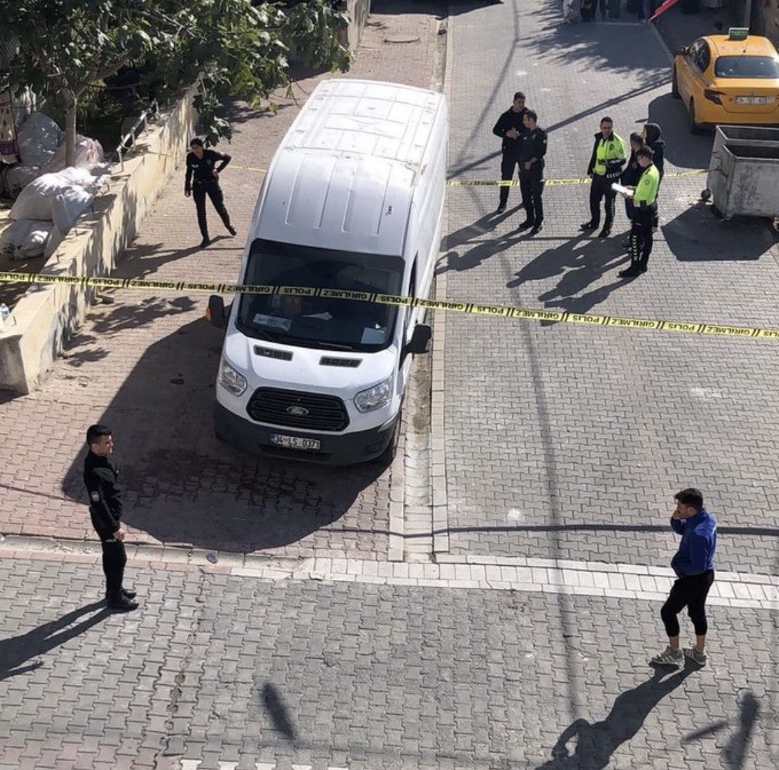 AyeDemir2018's tweet photo. 📌Esenyurt'ta annesi ile sokakta oynayan çocuğa çarparak ölümüne neden olan sürücü, vicdan azabıyla kendi boğazını kesti. https://t.co/JBozDAMD5S