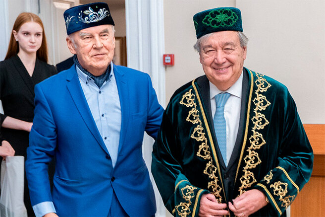 Антонио #Гутерриш примерил национальный татарский халат джилян и тюбетейку, которые ему преподнёс председатель ТПП РТ Агеев в ходе встречи с деловым сообществом республики 26.10. В ходе своего визита председатель ООН также оставил множество положительных отзывов о нашем регионе.