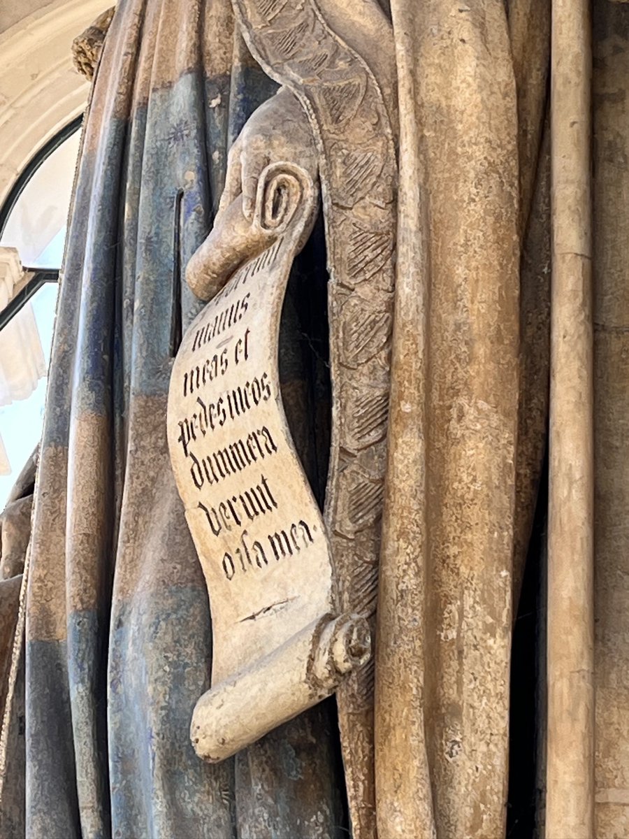 Een paar details van de Mozesput, Chartreuse de Champmol (Dijon). Stenen tafels van Mozes en de met harpen afgezette zoom van de mantel van David.