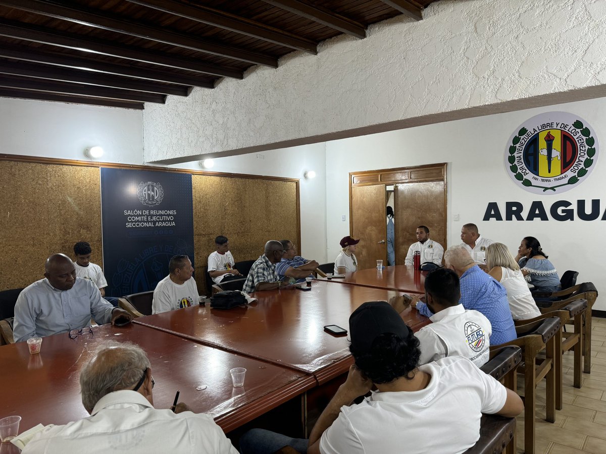 ADVenezuelaa's tweet photo. La Secretaria Juvenil Nacional @anyelithetc, se reunió con el Comité Ejecutivo Seccional Aragua, su buró juvenil, juramento al Secretario Juvenil del Municipio Girardot y visitó a los compañeros de la parroquia Pedro Arévalo Aponte, municipio Mariño. ¡AD esta fuerte y unido!🏳️ https://t.co/2i3ki3sdt4
