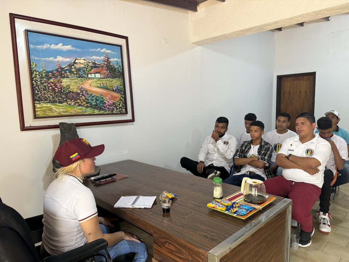 ADVenezuelaa's tweet photo. La Secretaria Juvenil Nacional @anyelithetc, se reunió con el Comité Ejecutivo Seccional Aragua, su buró juvenil, juramento al Secretario Juvenil del Municipio Girardot y visitó a los compañeros de la parroquia Pedro Arévalo Aponte, municipio Mariño. ¡AD esta fuerte y unido!🏳️ https://t.co/2i3ki3sdt4