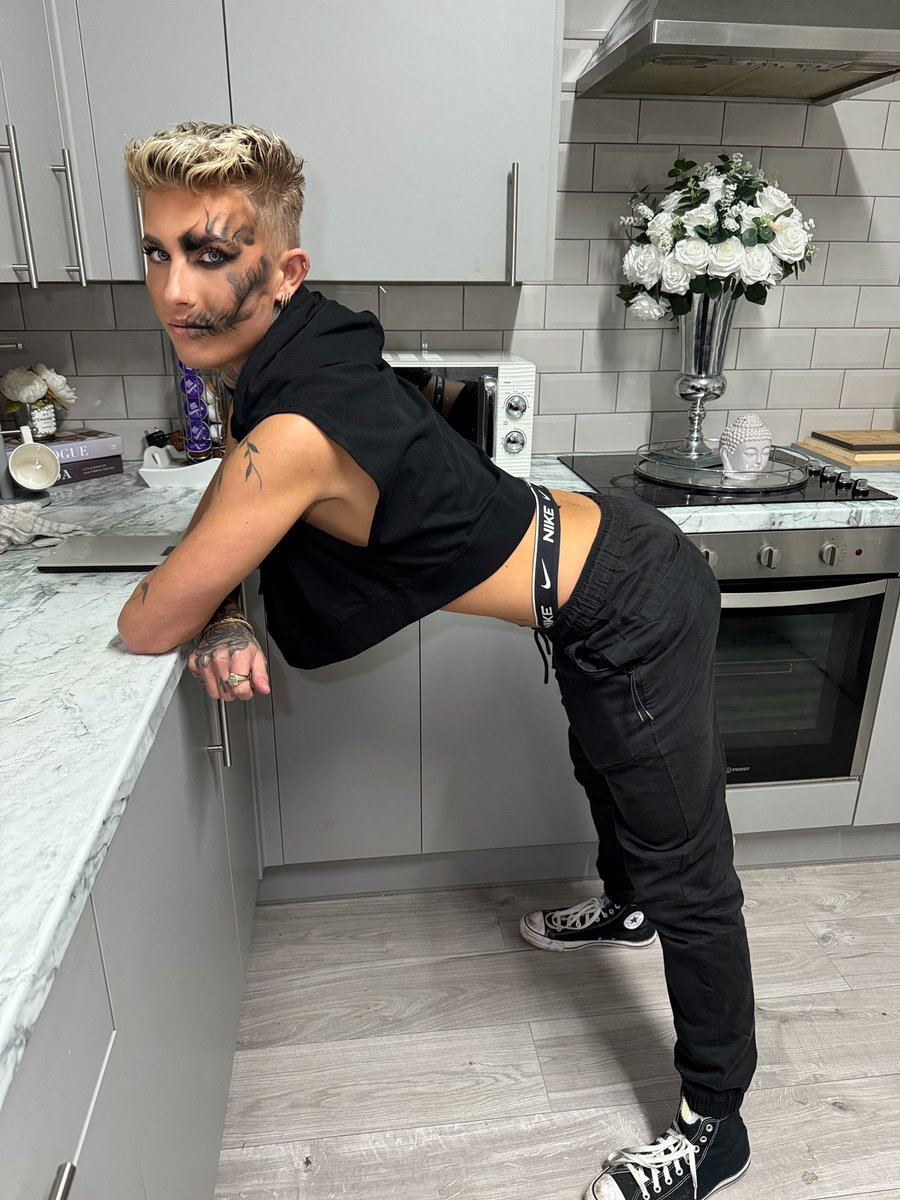 💀☠️ Retweet if you like my fancy dress 😈