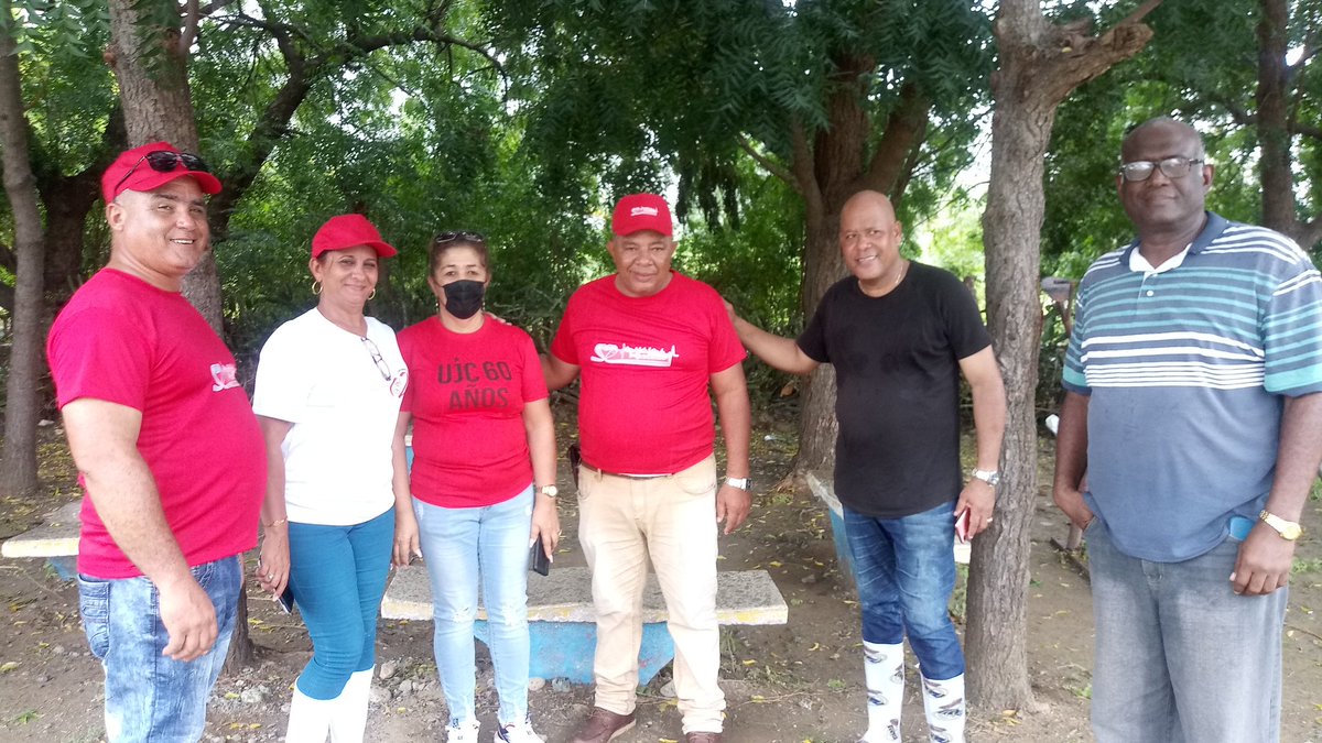 GretzaP's tweet photo. Desde la tierra de las piñas #CiegoDeÁvila hasta la tierra del guaso #Guantánamo comunidad Macambo, llegan las batas blancas con un mensaje de #CubaPorLaVida #UnidosPorCuba https://t.co/sB52cWdYrN