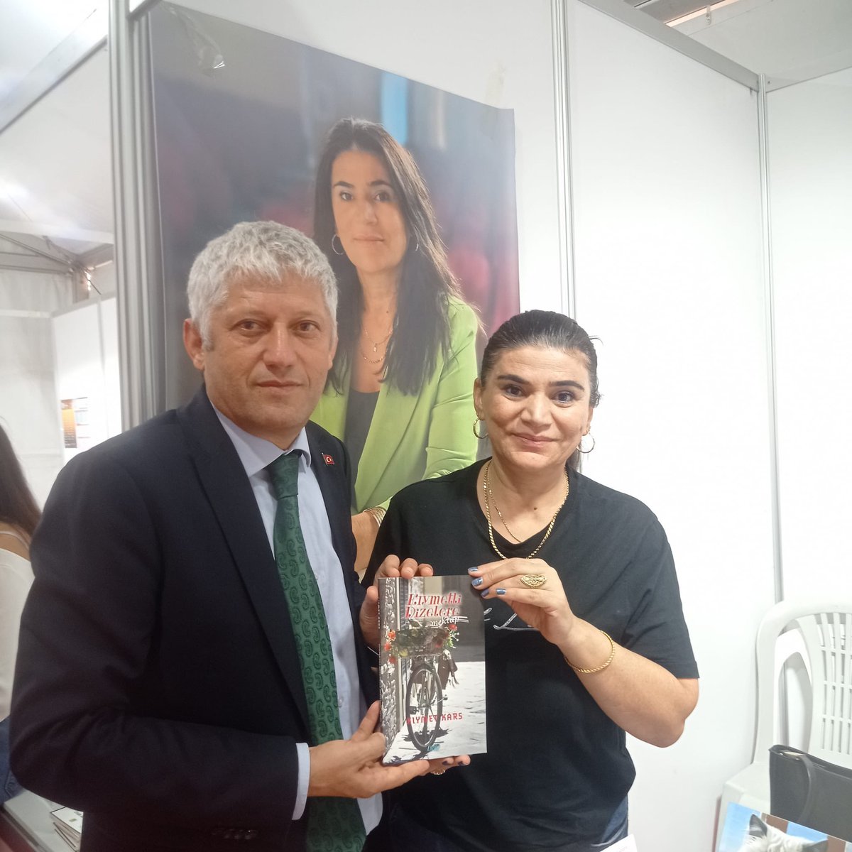 𝐃𝐫. 𝐃𝐮𝐫𝐦𝐮𝐬 𝐀𝐥𝐢 𝐀𝐑𝐒𝐋𝐀𝐍 (@drdaliarslan) on Twitter photo 14. Antalya Kitap Fuarında, Antalya’da yaşayıp üreten çok değerli yazarlarımıza kitaplarını imzalattım. (III)
Özellikle Aksu Öğretmen Lisesinde Türk Dili ve Edebiyatı öğretmenim Fatma GÖKTAŞ’I görmek çok güzeldi.
<a href="/ANTALYABB/">ANTALYA BÜYÜKŞEHİR</a>
<a href="/ABBTelevizyonu/">ABB TV</a>
<a href="/yorukfestant/">Uluslararası Antalya Yörük Türkmen Festivali</a>
<a href="/BocekMuhittin/">Muhittin Böcek</a> 14. Antalya Kitap Fuarında, Antalya’da yaşayıp üreten çok değerli yazarlarımıza kitaplarını imzalattım. (III)
Özellikle Aksu Öğretmen Lisesinde Türk Dili ve Edebiyatı öğretmenim Fatma GÖKTAŞ’I görmek çok güzeldi.
<a href="/ANTALYABB/">ANTALYA BÜYÜKŞEHİR</a>
<a href="/ABBTelevizyonu/">ABB TV</a>
<a href="/yorukfestant/">Uluslararası Antalya Yörük Türkmen Festivali</a>
<a href="/BocekMuhittin/">Muhittin Böcek</a>